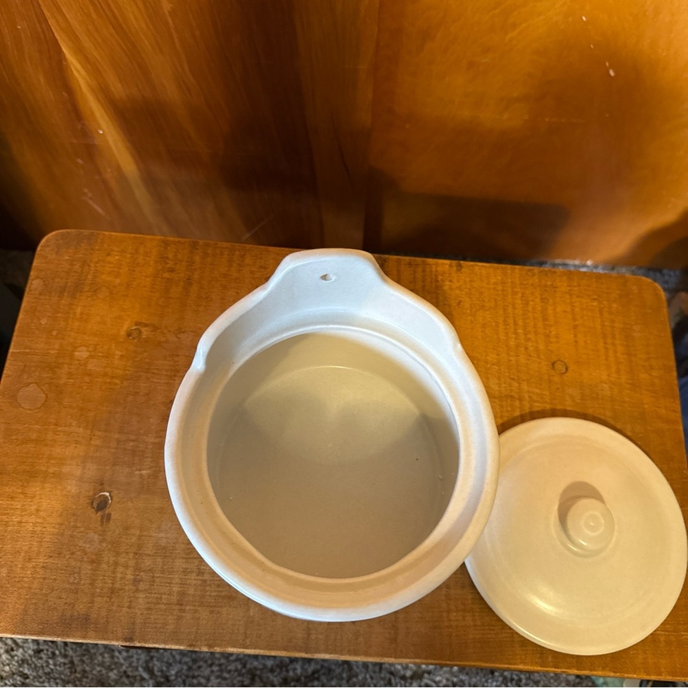 Pfaltzgraff Yorktowne Cream and Blue Wall-Mount Salt Crock with Lid - Picture 4 of 8